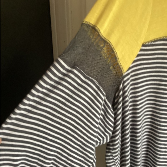 Maurices 2x long sleeve tee yellow black and white with lace detail - Picture 2 of 5